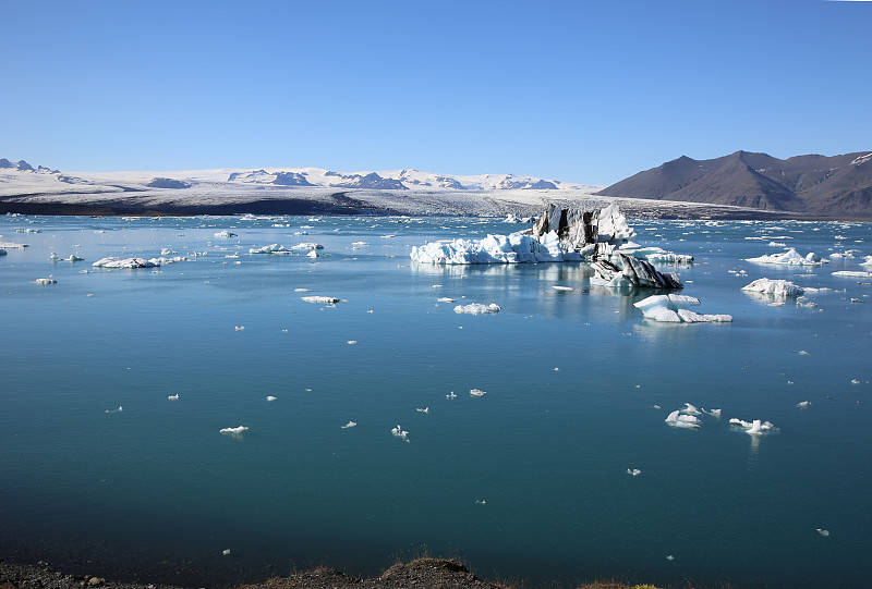 Jokulsarlon泻湖中的冰川和冰山。冰岛