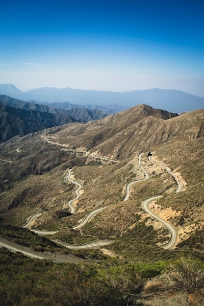 狭窄曲折的土路横跨安第斯山脉，门多萨，阿根廷。
