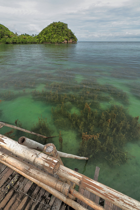 拉塔桑岛与大陆之间的海湾。Sipalay-Negros Occidental-Philippines