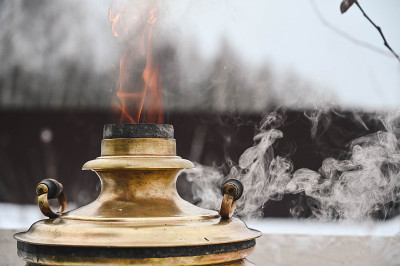 加热茶壶。俄罗斯传统泡茶机。烟和火焰从烟囱里冒出来。特写镜头。