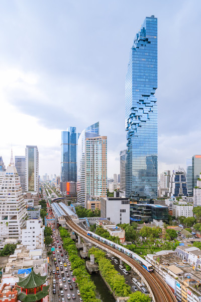 曼谷商业区的城市景观与摩天大楼在晚上，泰国
