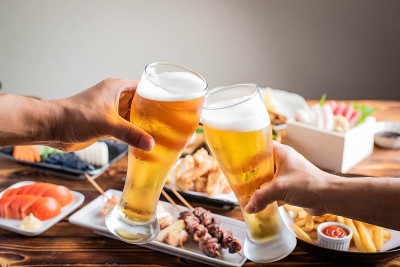 用啤酒和日本居酒屋食物来祝酒