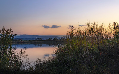 晚上湖边风景