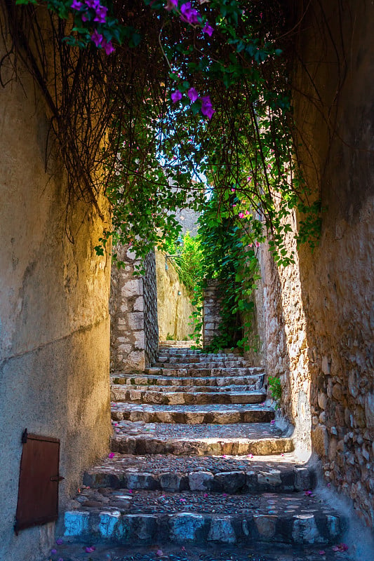 圣保罗-德旺斯风景如画的小巷