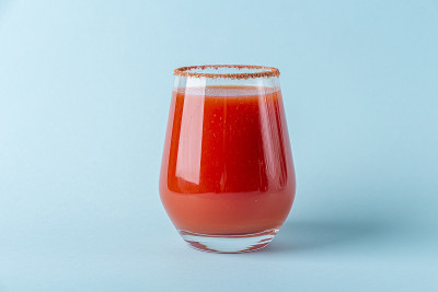 传统的墨西哥美食:米歇拉达酒。番茄汁鸡尾酒:血腥玛丽，桑格利塔，蓝底酸橘汁玛丽。