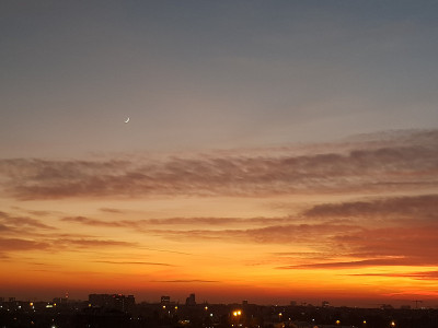 日落后的米兰城市景观