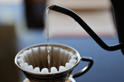 用黑色水壶过滤滴滤咖啡