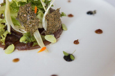金枪鱼tataki, ponzu凝胶和海藻饼干。