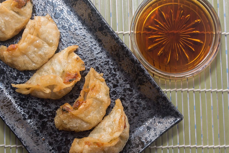 黑盘子里炸猪肉煎饺