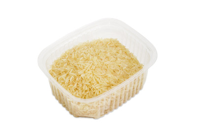生米装在小塑料容器里