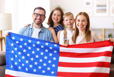 年轻快乐的美国家庭父母和两个小孩在家里过美国独立日