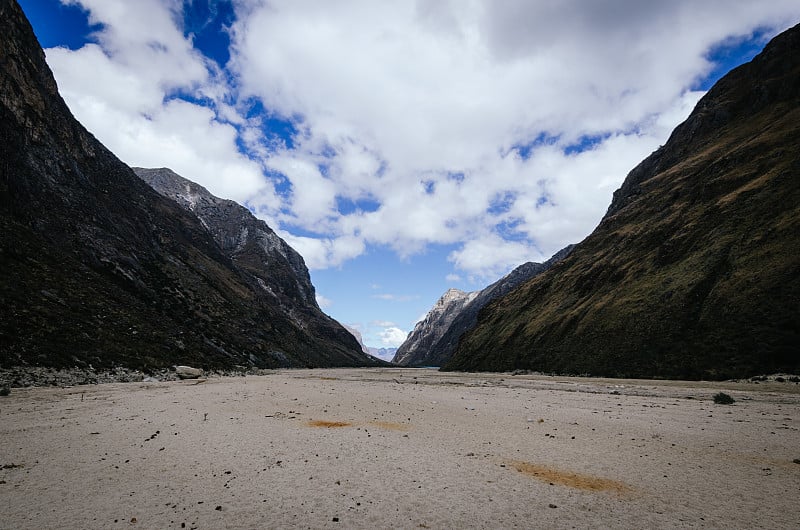 在秘鲁山与山之间的圣克鲁斯魁布拉达徒步旅行中，山谷里的雪崩遗迹