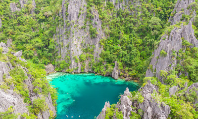 鸟瞰图上的双泻湖天堂岛与尖锐的石灰岩，热带旅游目的地-科伦，巴拉望，菲律宾。
