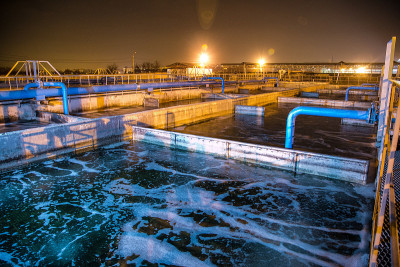 现代化的化工厂夜间污水处理厂。水净化的坦克