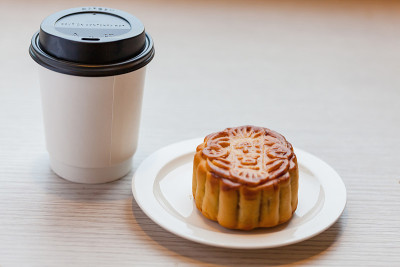 中国月饼与一次性热咖啡杯