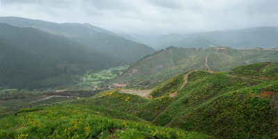 新西兰塔斯曼地区，金湾，云雾中逶迤的青山