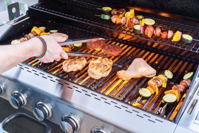 烤制大西洋鲑鱼、鸡胸肉、蔬菜串和素食汉堡