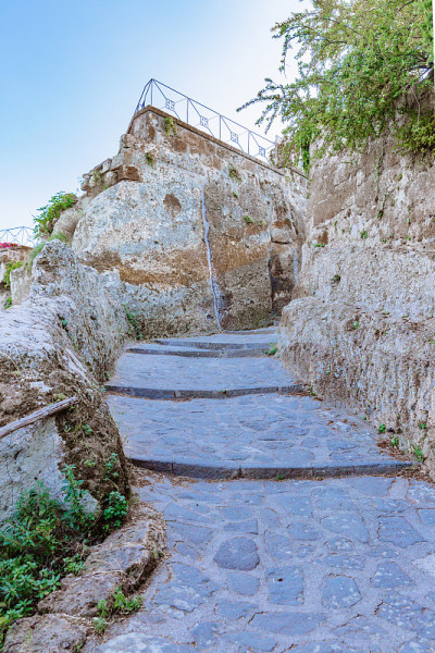 意大利Civita di bagnorego的一条有楼梯的小路