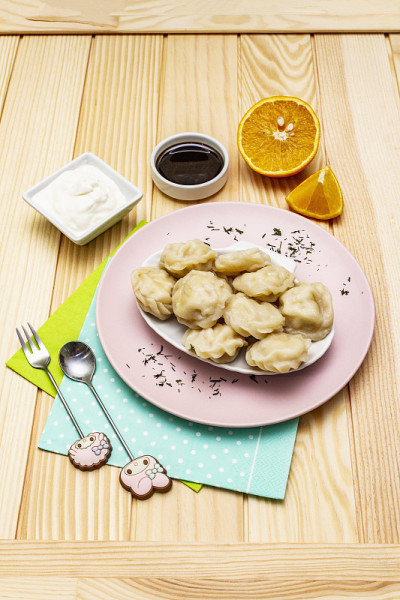 鱼饺子。儿童健康食品的概念