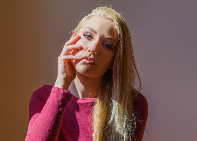 穿着红裙子的金发美女的肖像