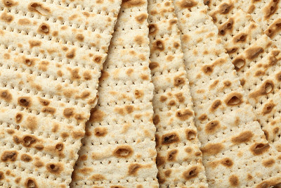 传统的Matzos背景，俯视图。庆祝逾越节(逾越节)