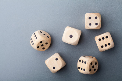 六个木制骰子在灰色的桌子上顶视图。棋盘游戏。赌博设备。