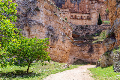 位于西班牙阿拉贡地区baranco de la Hoz Seca峡谷(干污沟)的贾拉拉巴圣母圣所，