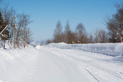 雪路和蓝天