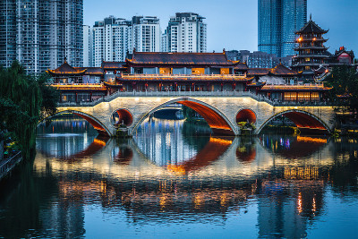 在黄昏时在四川成都的安顺桥的风景