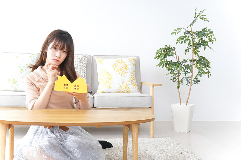 年轻女子找房的形象