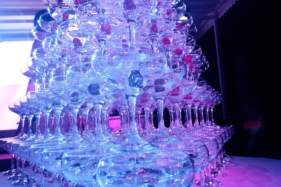 桌子上放着一堆放着樱桃的空马提尼酒杯。派对在俱乐部Phaselis玫瑰酒店在Kemer，土耳其，一个