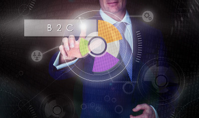一个商人在计算机显示屏幕上选择一个B2C按钮。