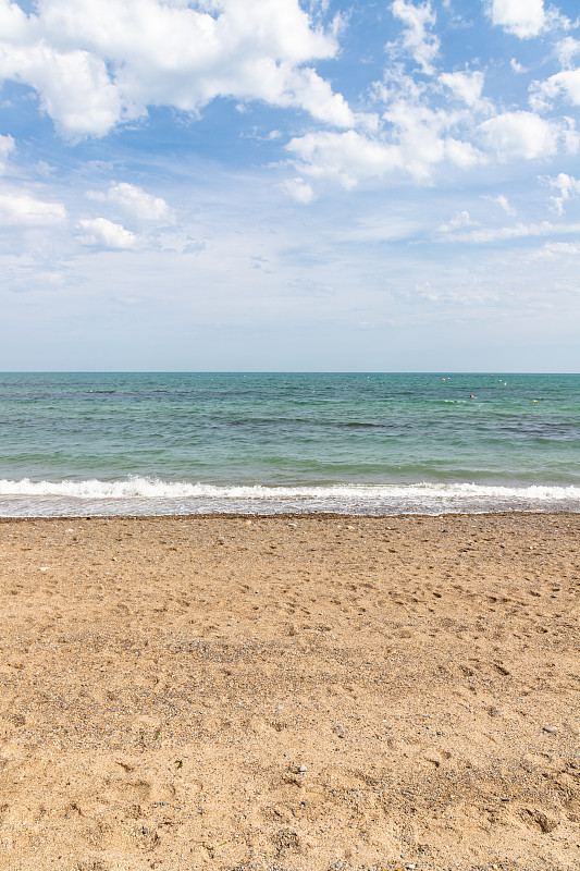 布雷海滩上的沙子和海浪