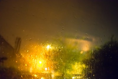 晚上玻璃上的雨