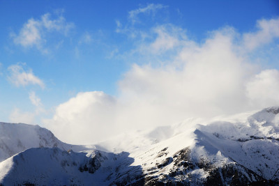 冬天的山地景观。爬山的雪