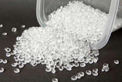 透明的聚乙烯颗粒。HDPE。塑料颗粒。塑料原料。