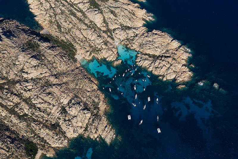 Cala Coticcio也被称为塔希提岛，它的岩石海岸和小海滩沐浴在绿松石清澈的水，令人惊叹的鸟瞰