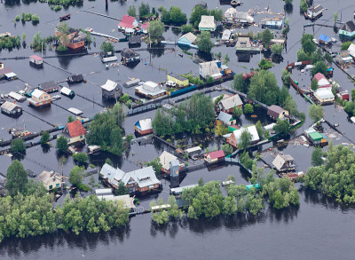 被洪水淹没的村庄在大河低地