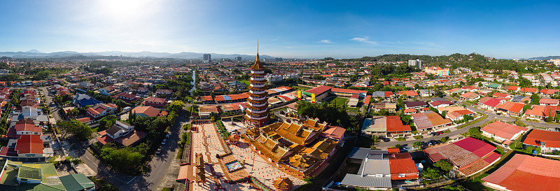 鸟瞰图的中国寺庙峰南通塔位于城市的哥打基那巴路，沙巴，马来西亚。