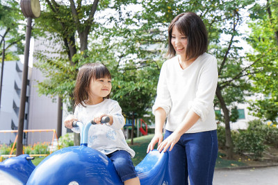 孩子在外面玩