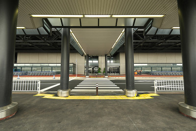 空置的成田国际机场2号航站楼巴士站和出租车站