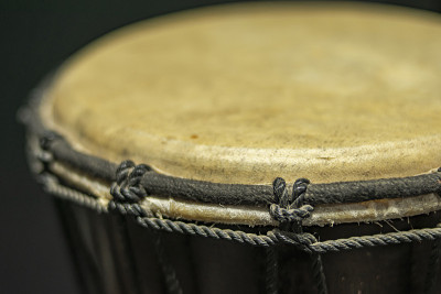 非洲手鼓。Darbuka。非洲打击乐器，由乌木和绷紧的天然皮革补丁制成。