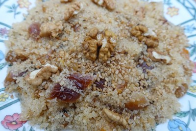 “法尔卡”糕点甜蒸粗麦粉与枣，坚果，芝麻，中东菜肴