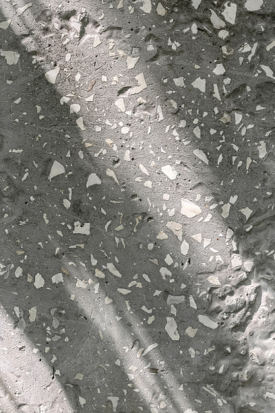 用小石子点缀在墙上的装饰性灰泥。石头的图案和纹理。