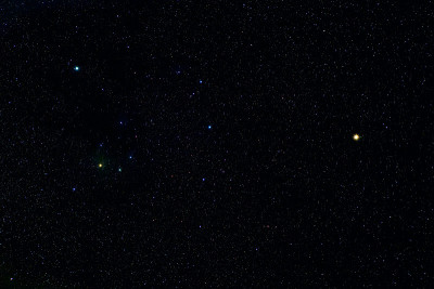 火星和土星紧挨着心宿二