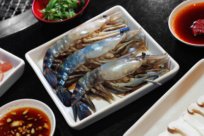 靠近虾和蔬菜