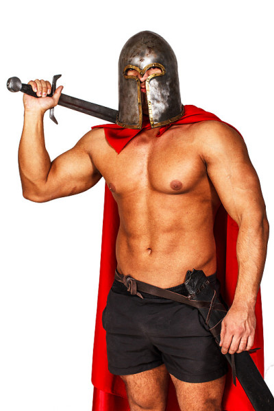 穿着红色披风和头盔的漂亮战士