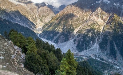 白雪覆盖的高山、高山草甸和当地的山区居民点