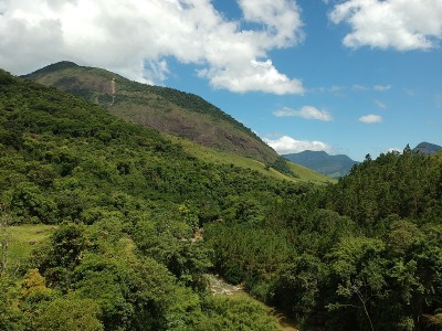 比丘大瀑布鸟瞰图Macaé，里约热内卢de Janeiro，山脉和山丘。无人驾驶飞机的照片