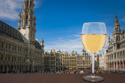 一杯白葡萄酒与大广场(Grote Markt)在布鲁塞尔，比利时